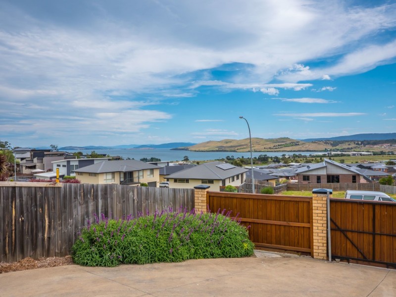 100 Oakdowns Parade, Oakdowns TAS 7019