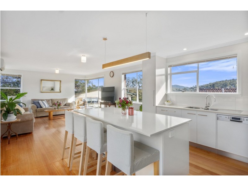 8 Manly Avenue, Lindisfarne TAS 7015