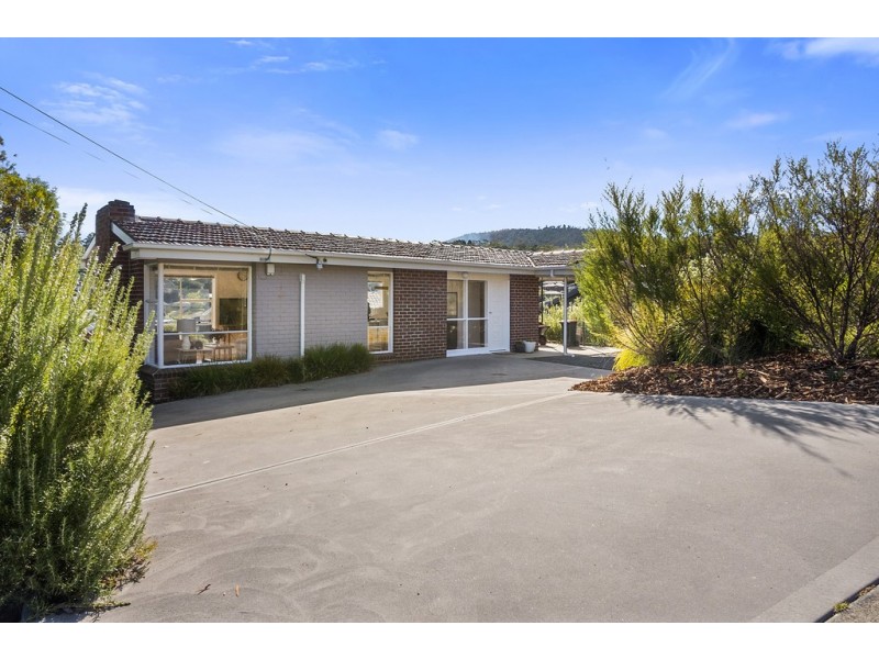 8 Manly Avenue, Lindisfarne TAS 7015