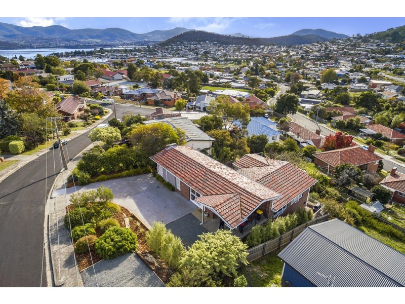 8 Manly Avenue, Lindisfarne TAS 7015