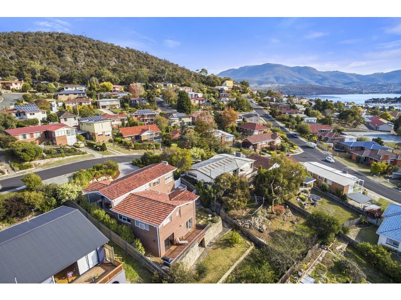 8 Manly Avenue, Lindisfarne TAS 7015