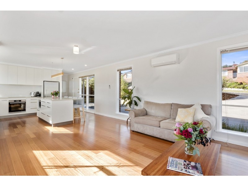 8 Manly Avenue, Lindisfarne TAS 7015
