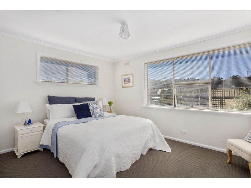 8 Manly Avenue, Lindisfarne TAS 7015