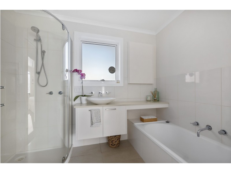 8 Manly Avenue, Lindisfarne TAS 7015