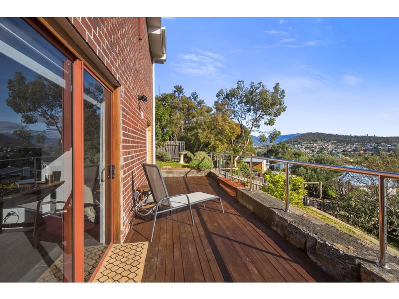 8 Manly Avenue, Lindisfarne TAS 7015
