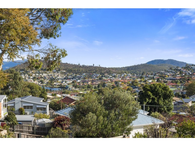 8 Manly Avenue, Lindisfarne TAS 7015