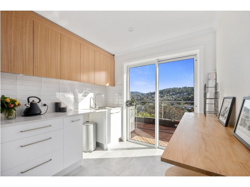 8 Manly Avenue, Lindisfarne TAS 7015