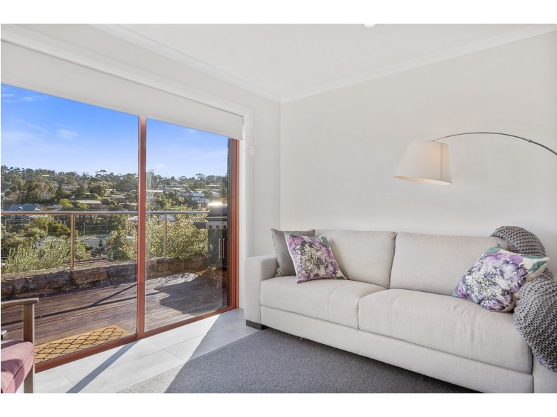8 Manly Avenue, Lindisfarne TAS 7015