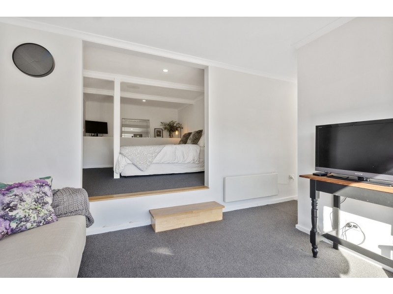8 Manly Avenue, Lindisfarne TAS 7015