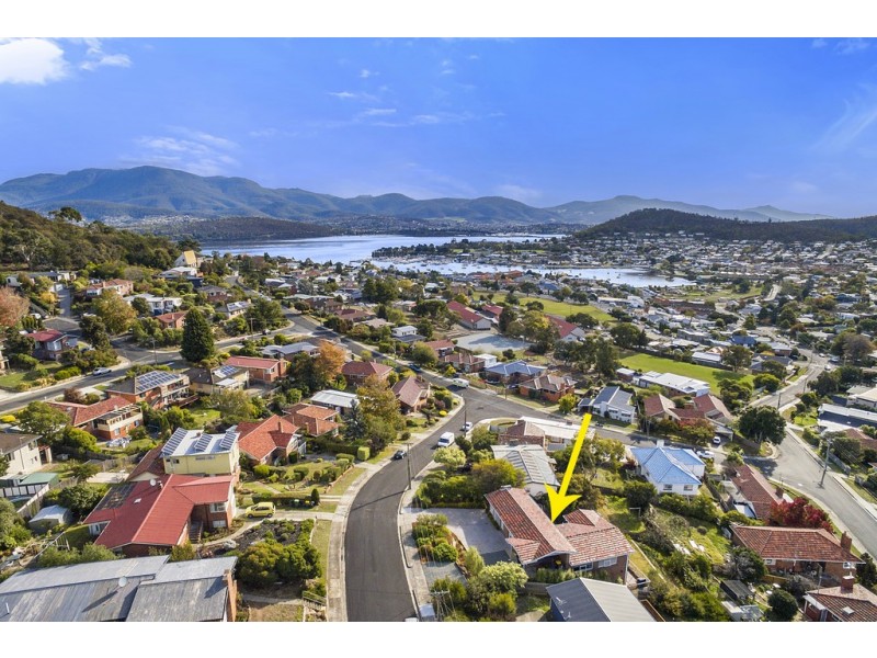 8 Manly Avenue, Lindisfarne TAS 7015