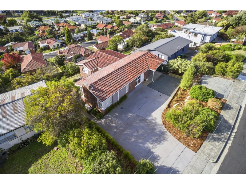 8 Manly Avenue, Lindisfarne TAS 7015