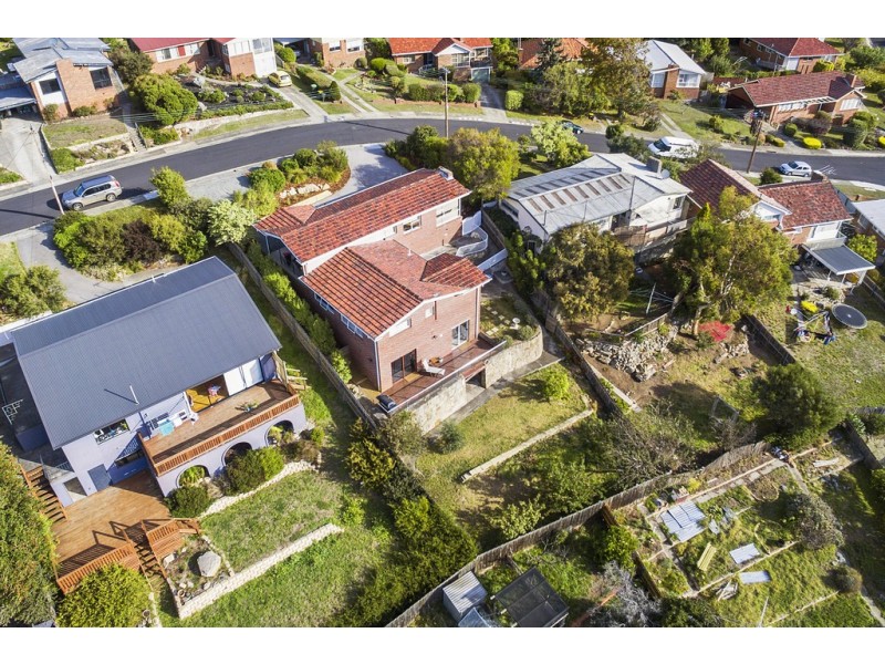 8 Manly Avenue, Lindisfarne TAS 7015