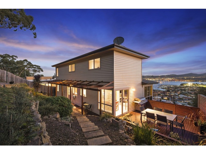 58 Karoola Road, Lindisfarne TAS 7015