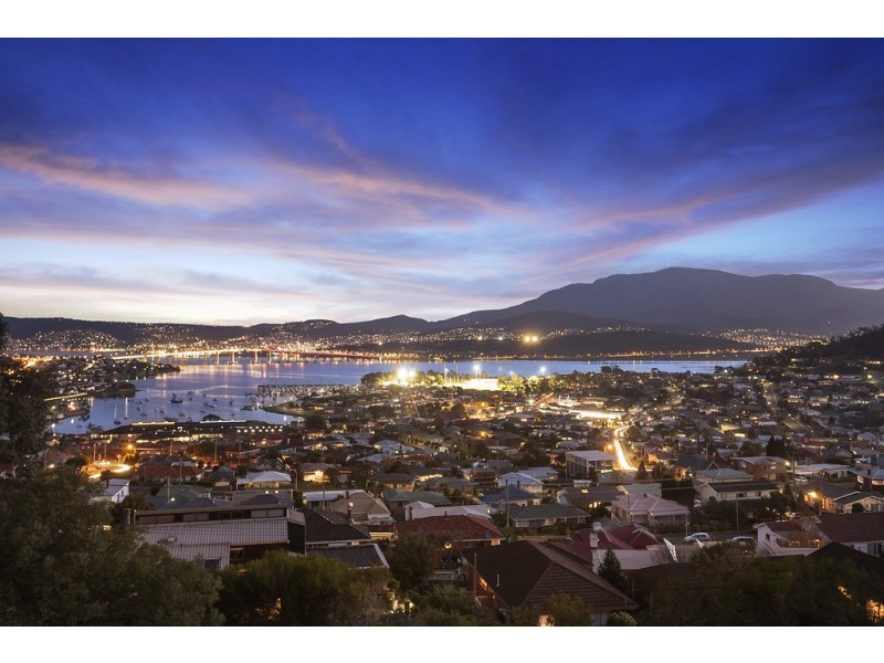 58 Karoola Road, Lindisfarne TAS 7015