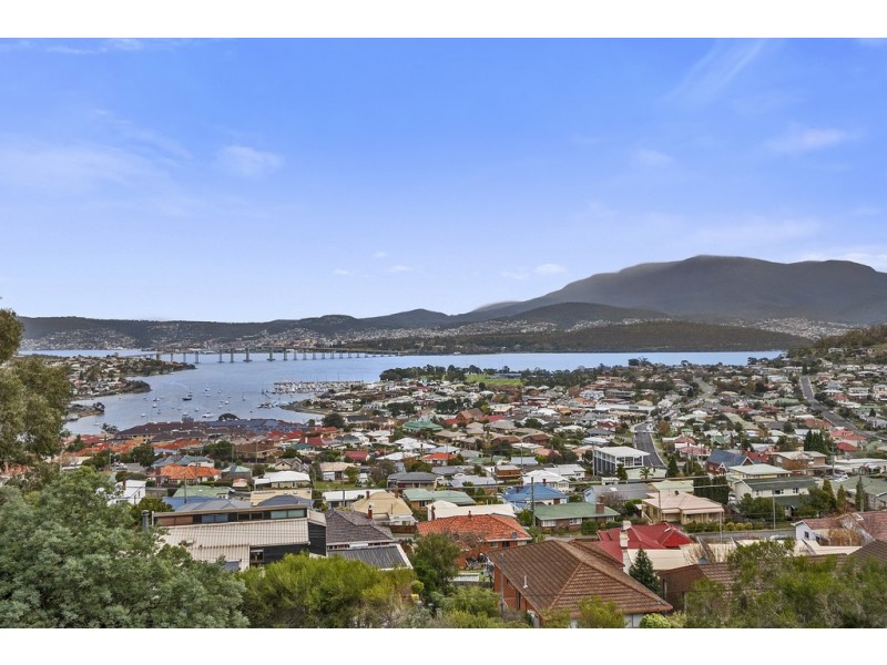 58 Karoola Road, Lindisfarne TAS 7015