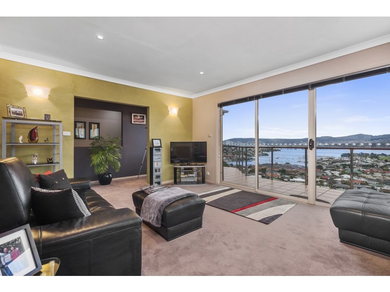 58 Karoola Road, Lindisfarne TAS 7015