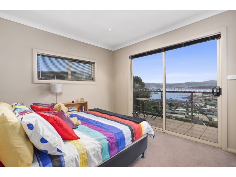 58 Karoola Road, Lindisfarne TAS 7015