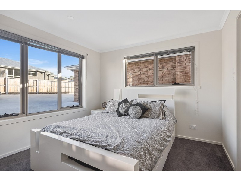 2/4 Roxy Place, Mornington TAS 7018