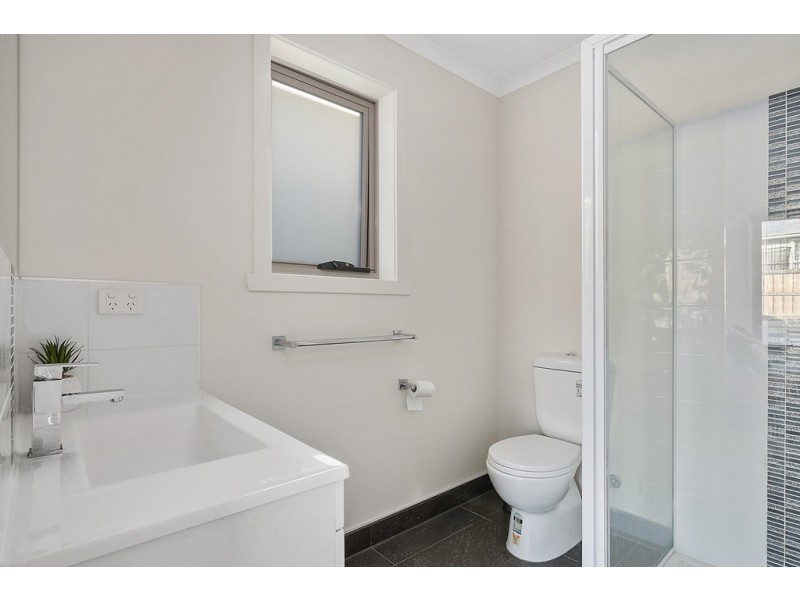 2/4 Roxy Place, Mornington TAS 7018