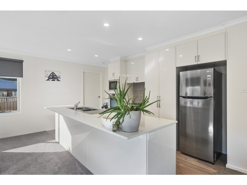 2/10 Roxy Place, Mornington TAS 7018