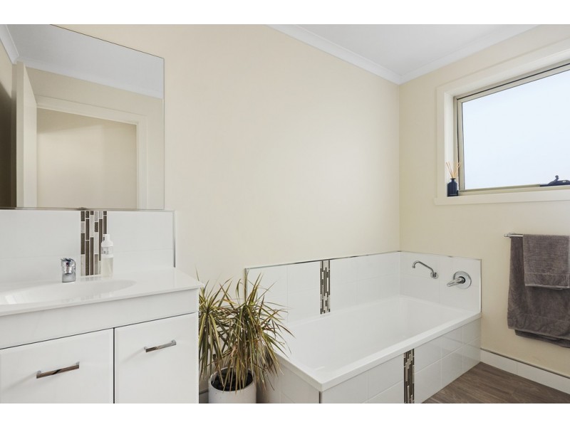 2/10 Roxy Place, Mornington TAS 7018