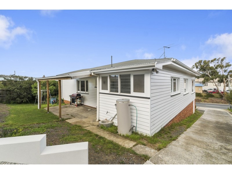 83 Gordons Hill Road, Lindisfarne TAS 7015