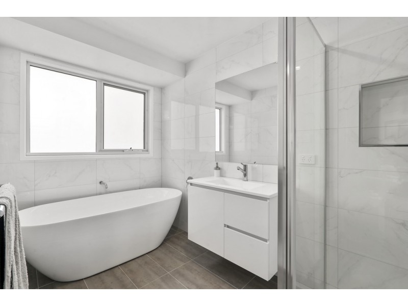 14 Hillmorton Road, Lindisfarne TAS 7015