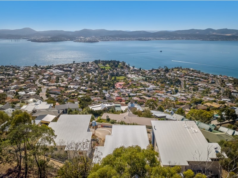 2/54 Nicholas Drive, Sandy Bay TAS 7005