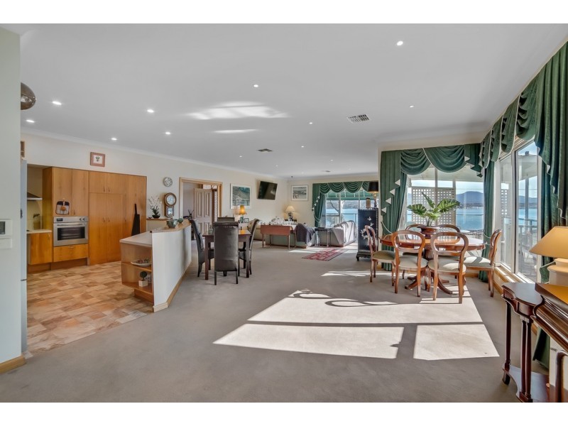 77 Esplanade, Rose Bay TAS 7015