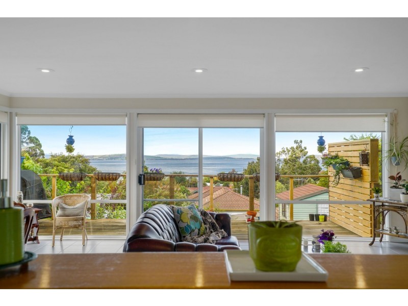 22 Calder Crescent, Blackmans Bay TAS 7052