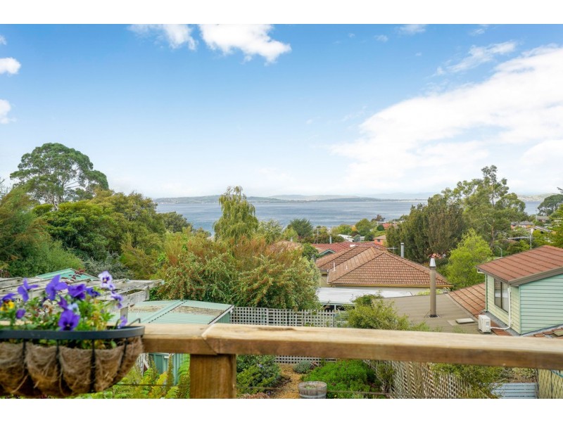 22 Calder Crescent, Blackmans Bay TAS 7052