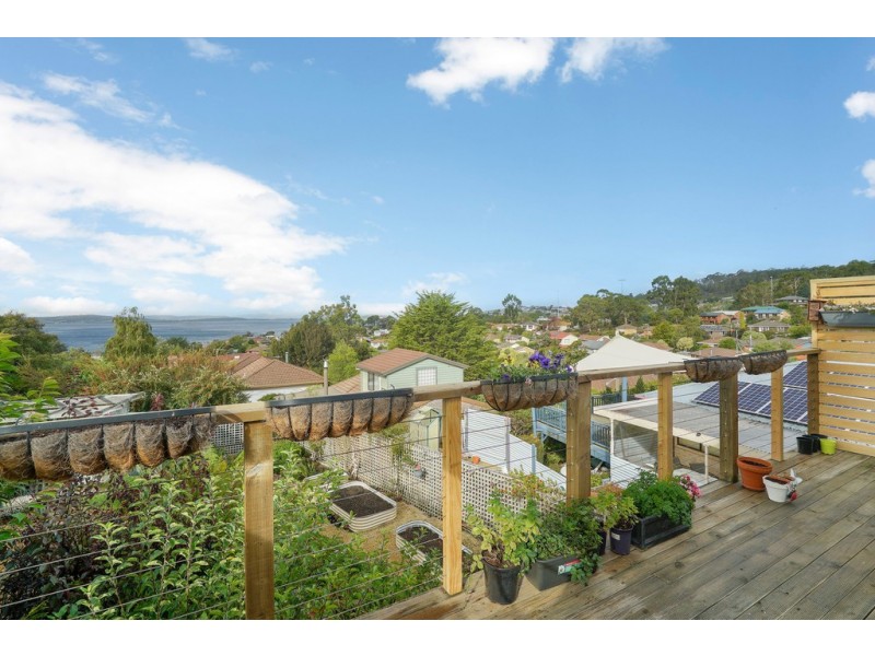 22 Calder Crescent, Blackmans Bay TAS 7052