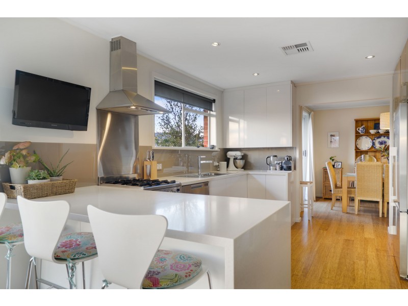 7 Swansea Court, Lindisfarne TAS 7015