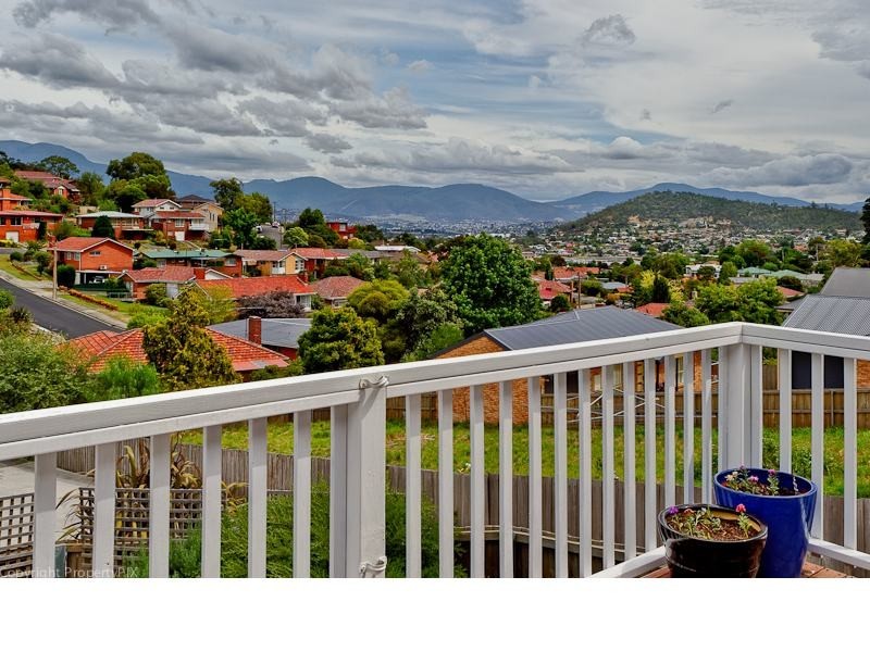 1/102 Gordons Hill Road, Lindisfarne TAS 7015