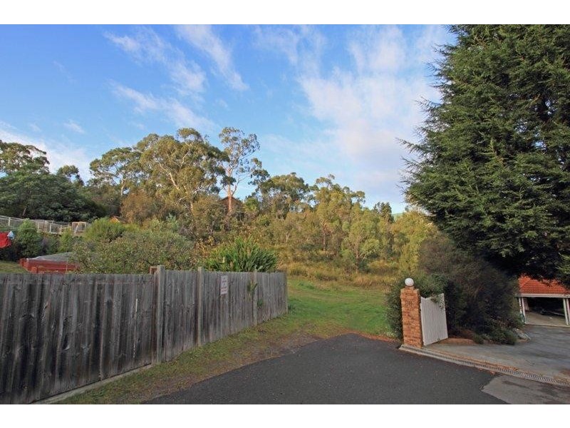 82 Begonia Street, Lindisfarne TAS 7015