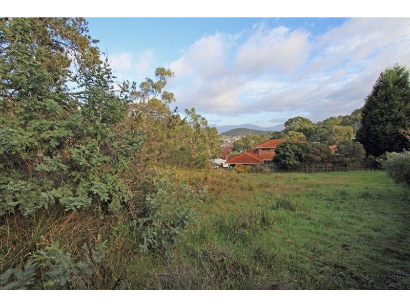 82 Begonia Street, Lindisfarne TAS 7015