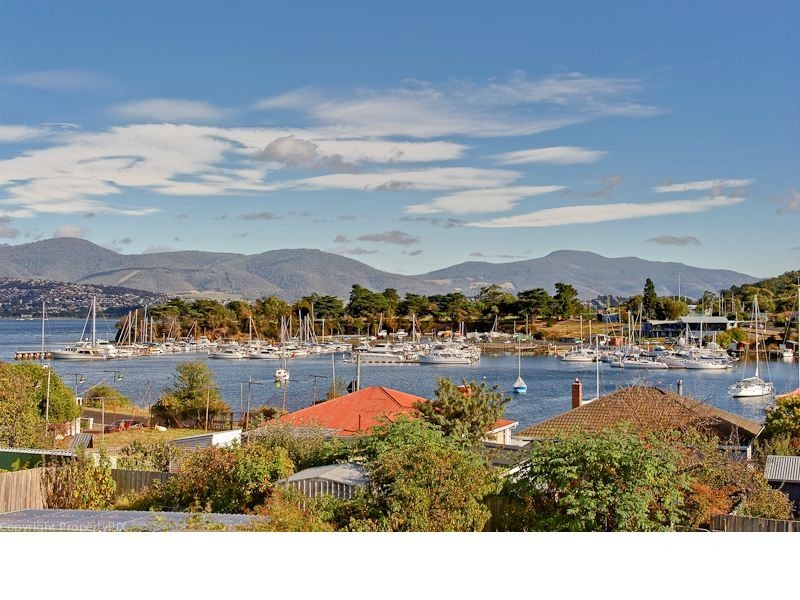 79 East Derwent Highway, Lindisfarne TAS 7015