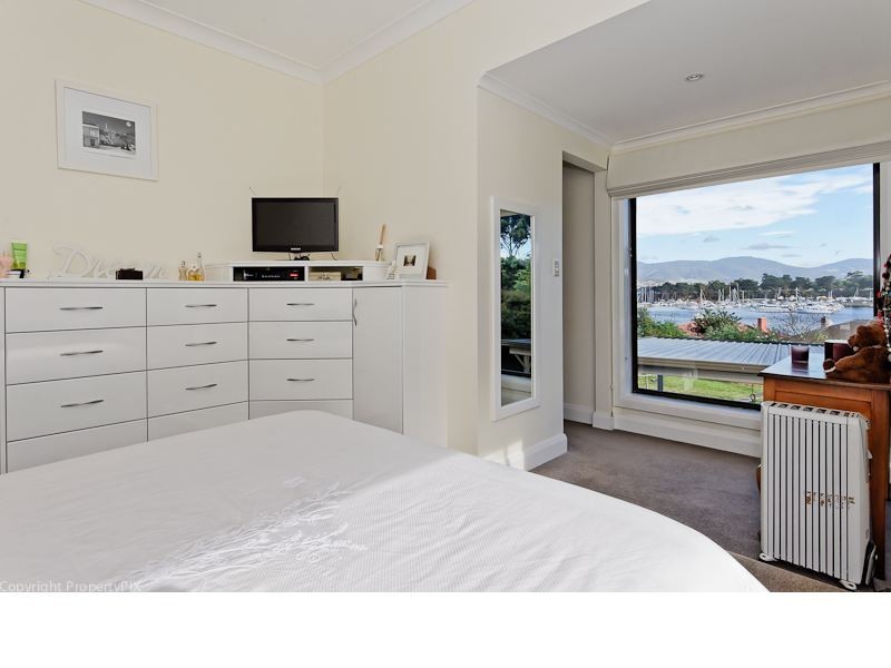 79 East Derwent Highway, Lindisfarne TAS 7015