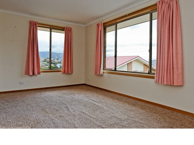 2/36 Cuthbertson Pl, Lenah Valley TAS 7008