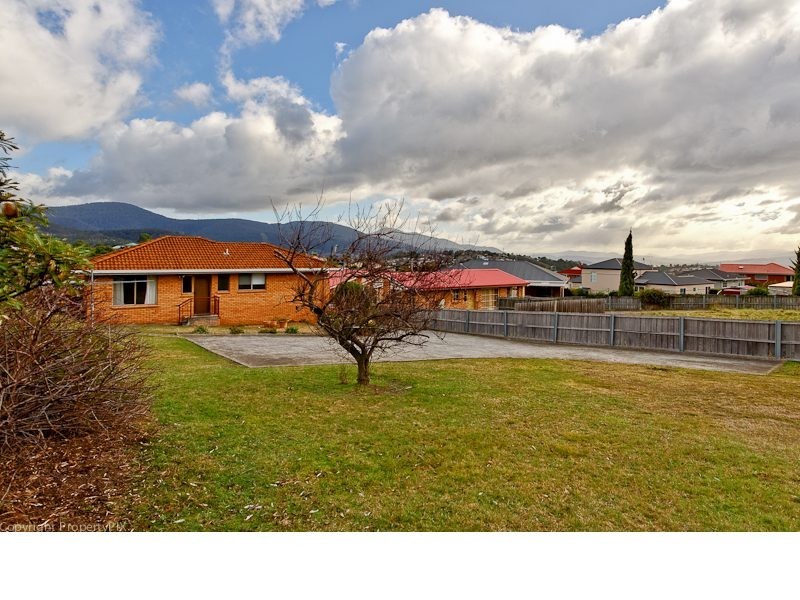 2/36 Cuthbertson Pl, Lenah Valley TAS 7008