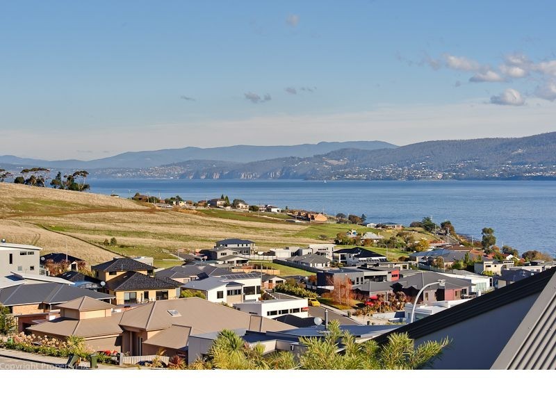 2/716 Oceana Drive, Tranmere TAS 7018