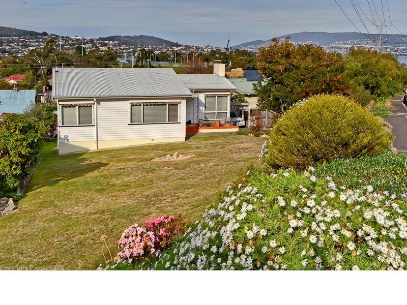 3 Oliver Ave, Lindisfarne TAS 7015