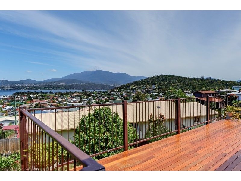 43 Karoola Road, Lindisfarne TAS 7015