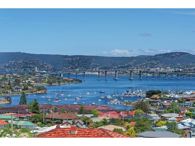 43 Karoola Road, Lindisfarne TAS 7015