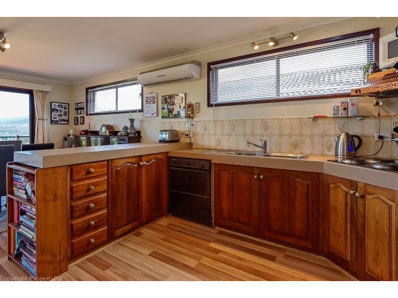 43 Karoola Road, Lindisfarne TAS 7015