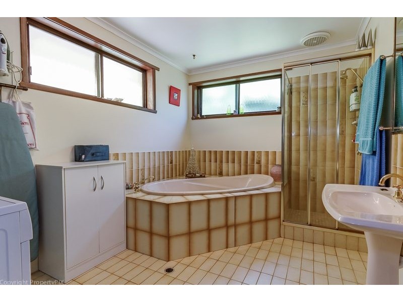 43 Karoola Road, Lindisfarne TAS 7015