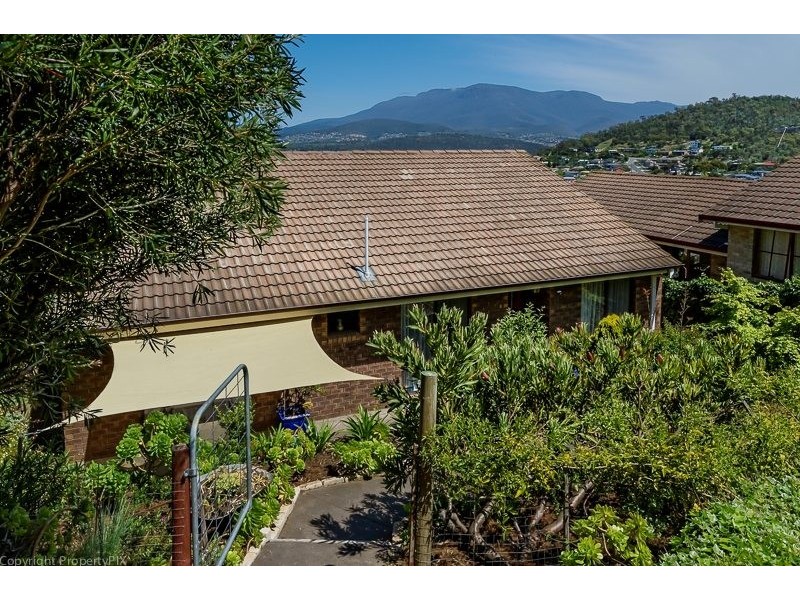 43 Karoola Road, Lindisfarne TAS 7015