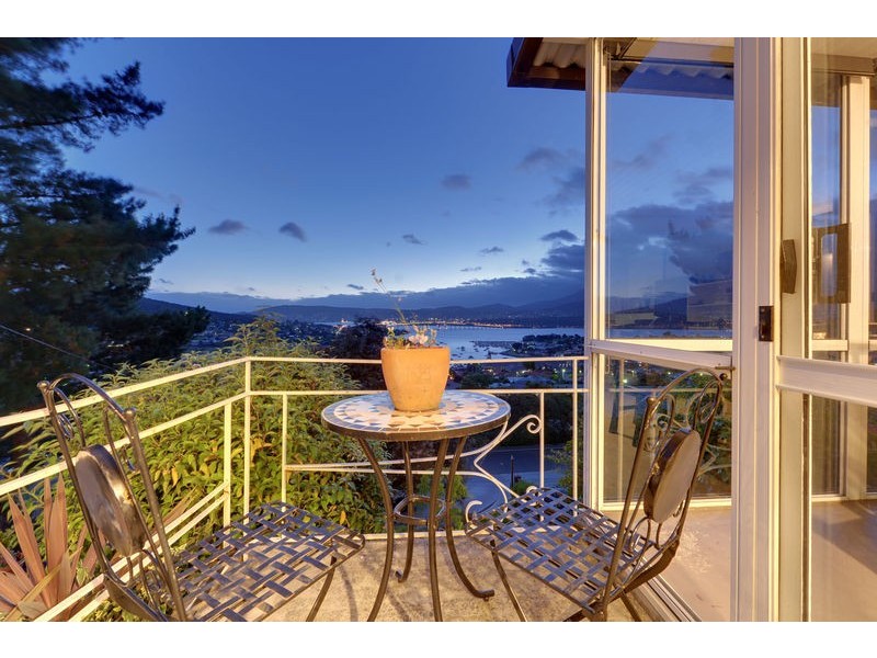 76 Karoola Road, Lindisfarne TAS 7015