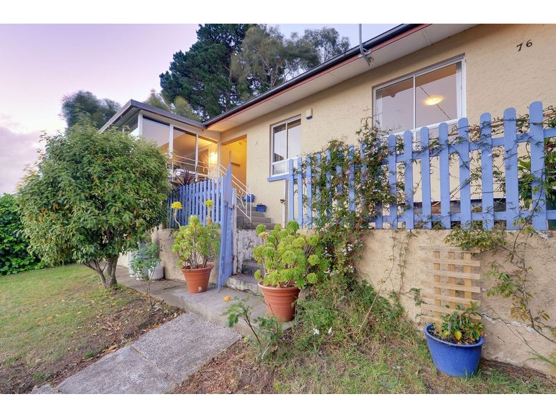 76 Karoola Road, Lindisfarne TAS 7015