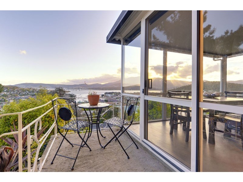 76 Karoola Road, Lindisfarne TAS 7015